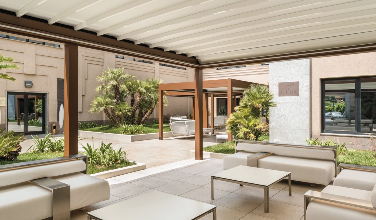 Pergola inclinata addossata con canale raccogliacqua integrato